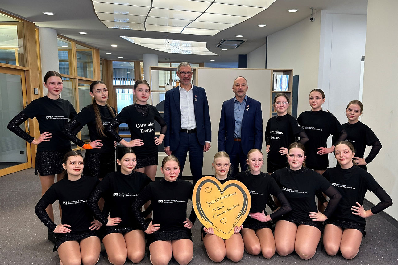 Gruppe von Tanzgarde-Mädchen mit zwei Herren in Anzügen