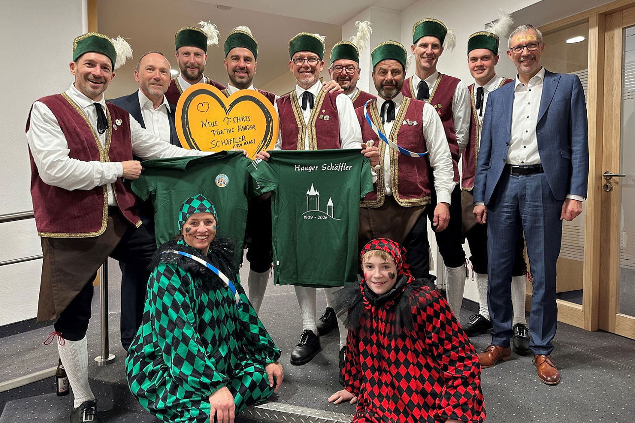 Eine Gruppe verkleideter Narren bei der Spendenübergabe an Haager Schäffler