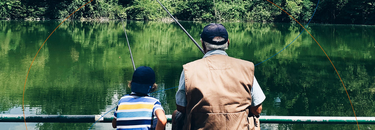 Vater und Sohn am See