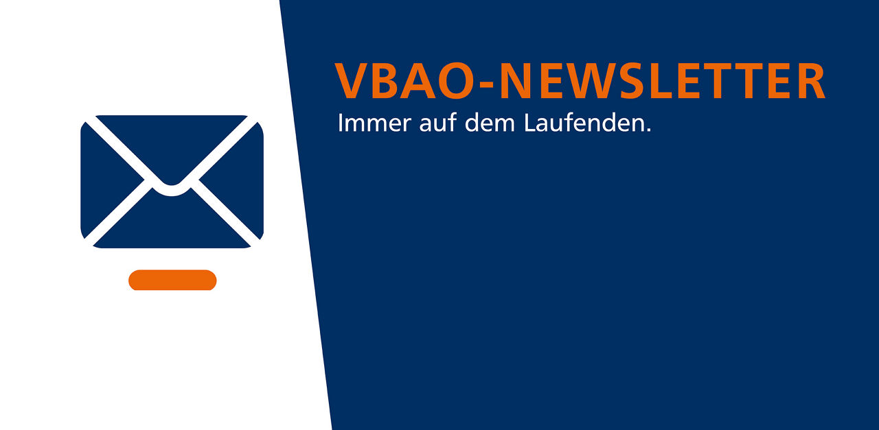Aufschrift VBAO-Newsletter in orange auf blauem Hintergrund. Darunter "Immer auf dem Laufenden". Links daneben ist ein Symbol eines Briefumschlags zu sehen in blau auf weißem Hintergrund.