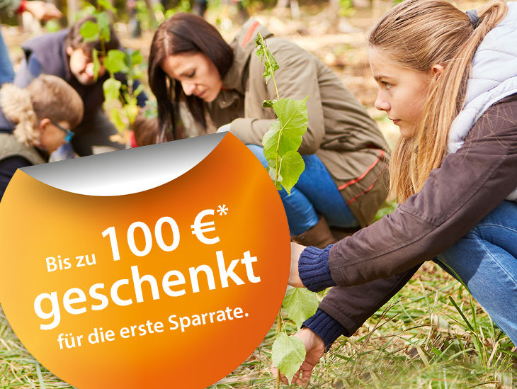 Mehrere Menschen pflanzen Setzlinge; daneben ein Textfeld "Bis zu 100 € geschenkt für die erste Sparrate"