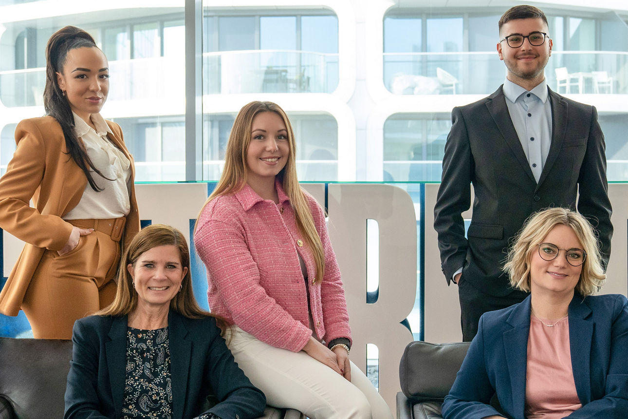 Gruppenbild Ausbilderinnen und Azubis