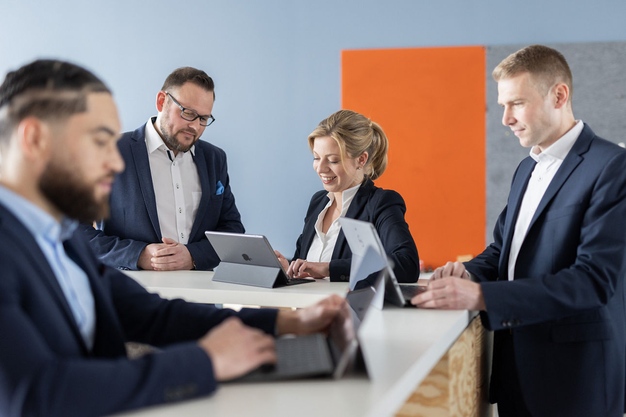 Gruppe Mitarbeitender in Schulungsraum