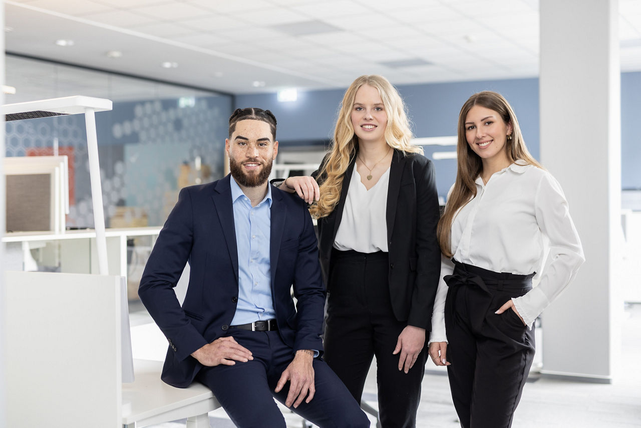 Drei junge Leute im Büro der Hannoverschen Volksbank 
