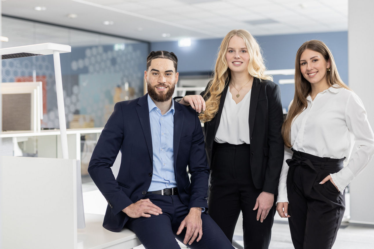 Drei junge Leute im Büro der Hannoverschen Volksbank 