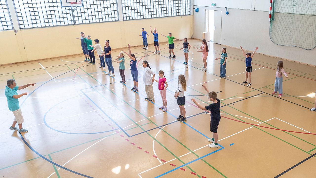 Trainerin mit Kindern im Training