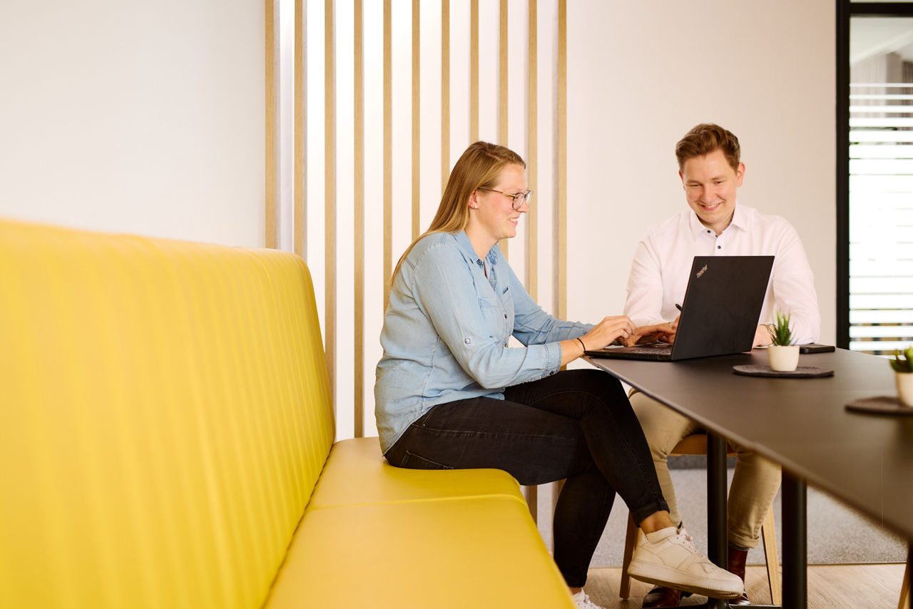 Zwei Kolleg*innen am Laptop