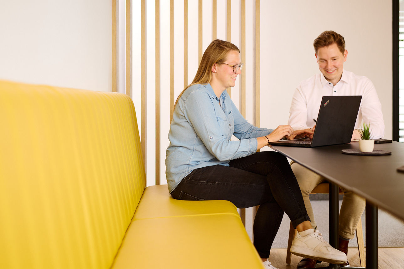 Zwei Kolleg*innen am Laptop