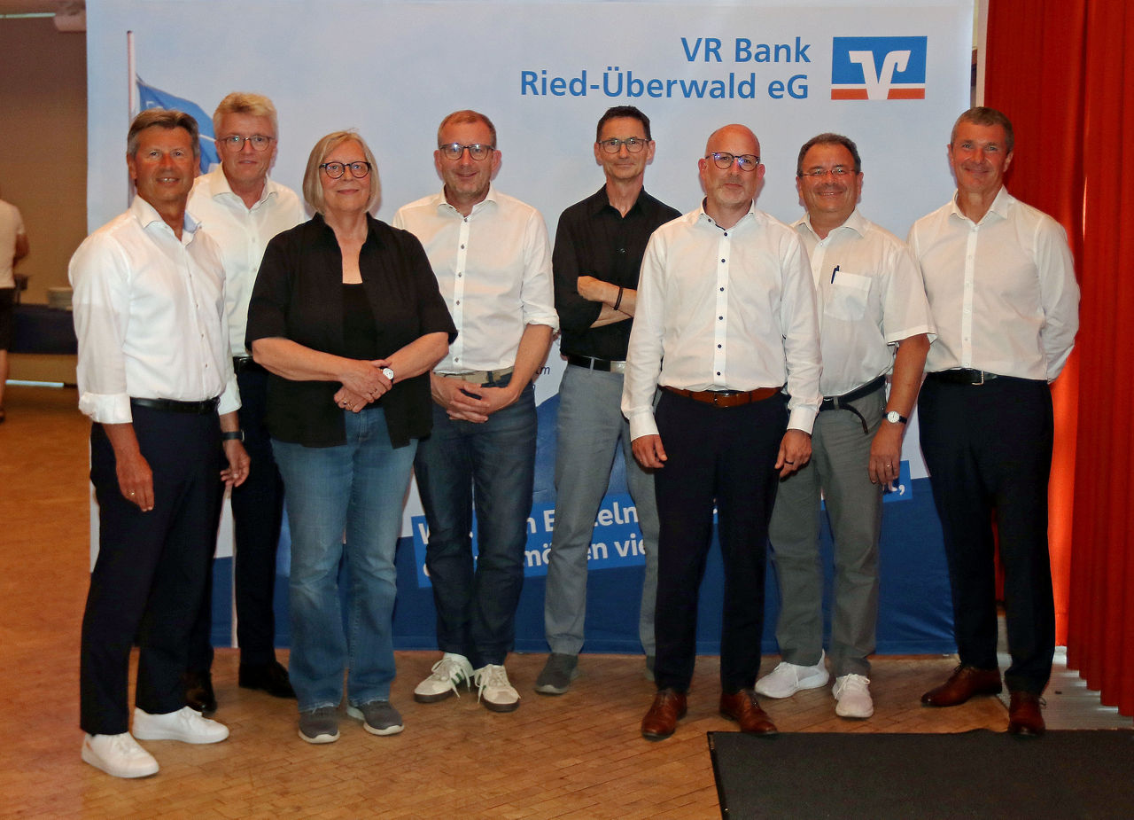 Bei der Mitgliederversammlung der VR Bank Ried-Überwald ging es etwas anders zu als sonst.Vorstand und Aufsichtsrat präsentieren sich:Frank Ohl, Claus Diehlmann, Brigitte Daiker-Neumann, Karsten Krug, Richard Breuer, Dirk Jalowiky, Frank Jäger und Rüdiger Engert (v.l.). 