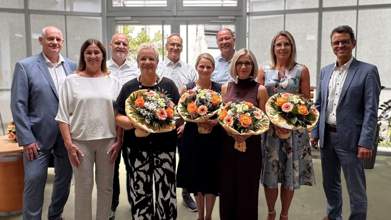Auf dem Bild sind Reiner Richter, Gudrun Günther (Personalmanagement), Martin Spirgatis, Petra Bessel-Zorn, Patrick Henaff, Anita Allgaier, Frank Kux, Veronika Schleicher,   Elena Keil und Vorstandsvorsitzender Peter Rottenecker zu sehen
