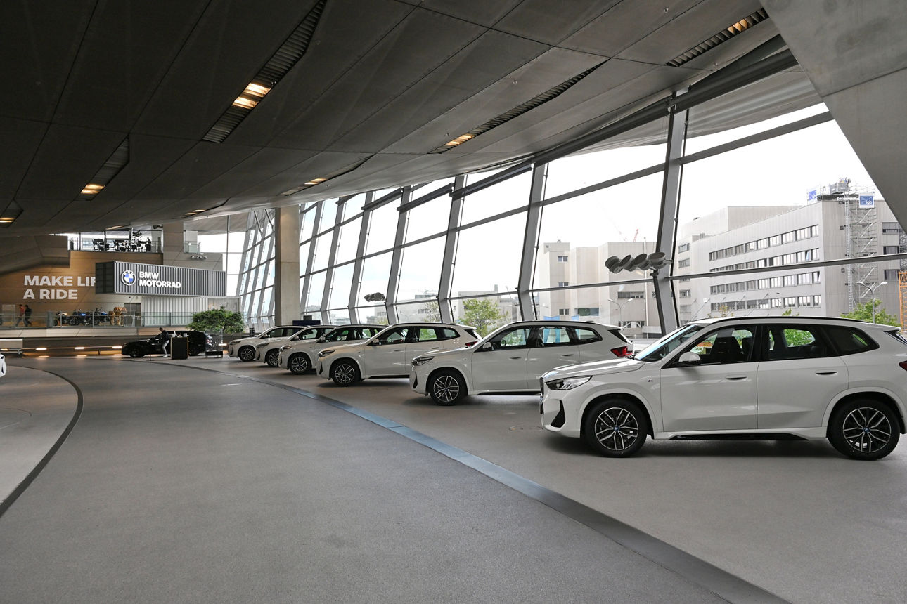 6 weiße BMW iX1 xDrive 30 in der BMW-Welt München