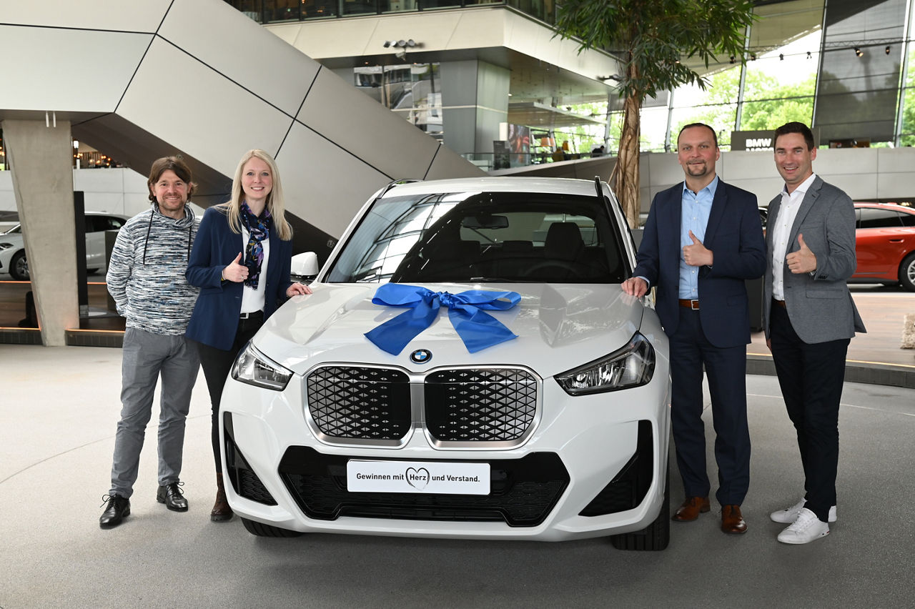 Übergabe eines neuen BMW iX1 xDrive 30 an den Gewinner vom Gewinnsparen