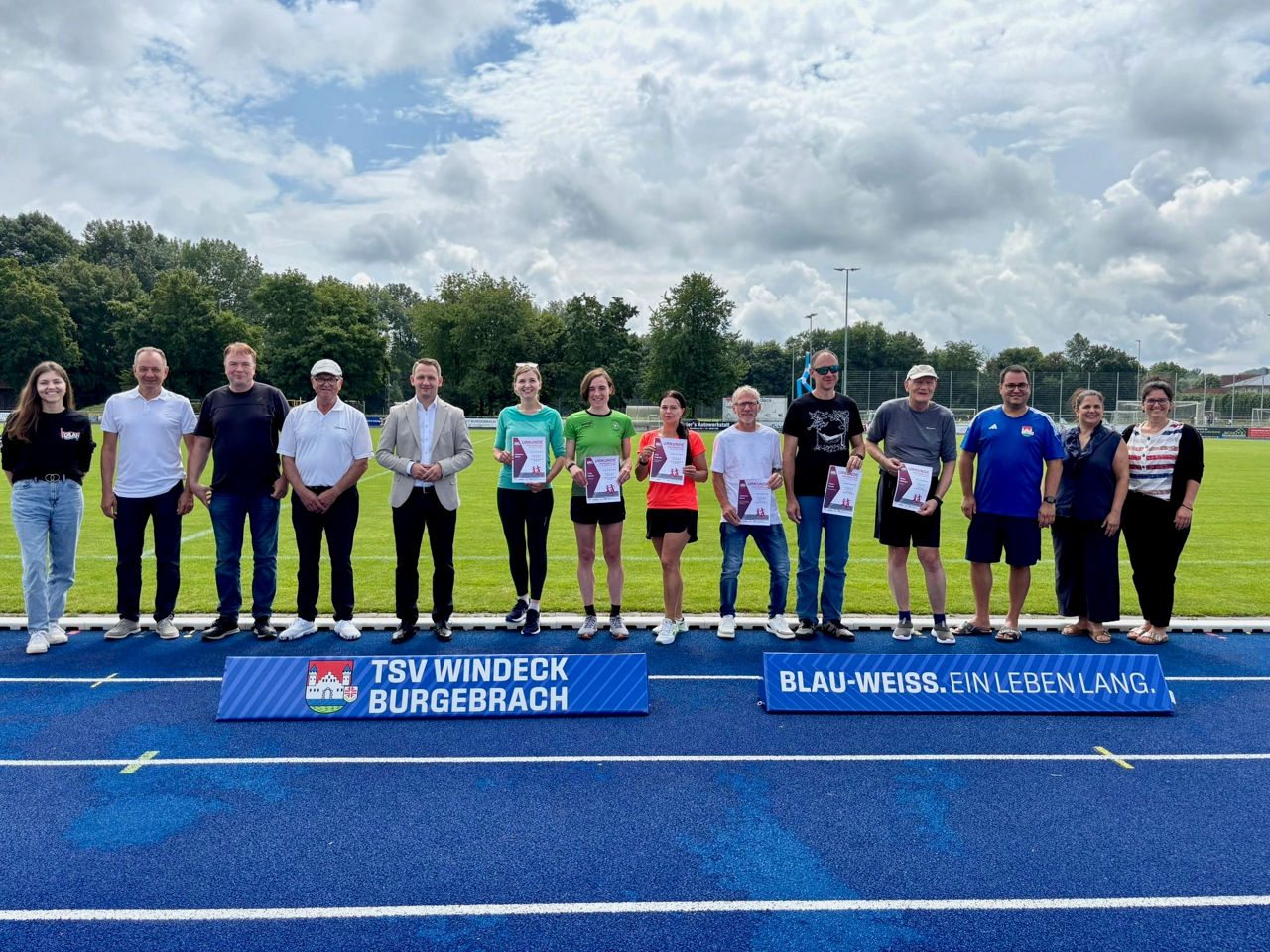 Organisatoren, Sponsoren und Sieger des 24-Stunden-Laufs 2025 auf dem Sportplatz in Burgebrach.