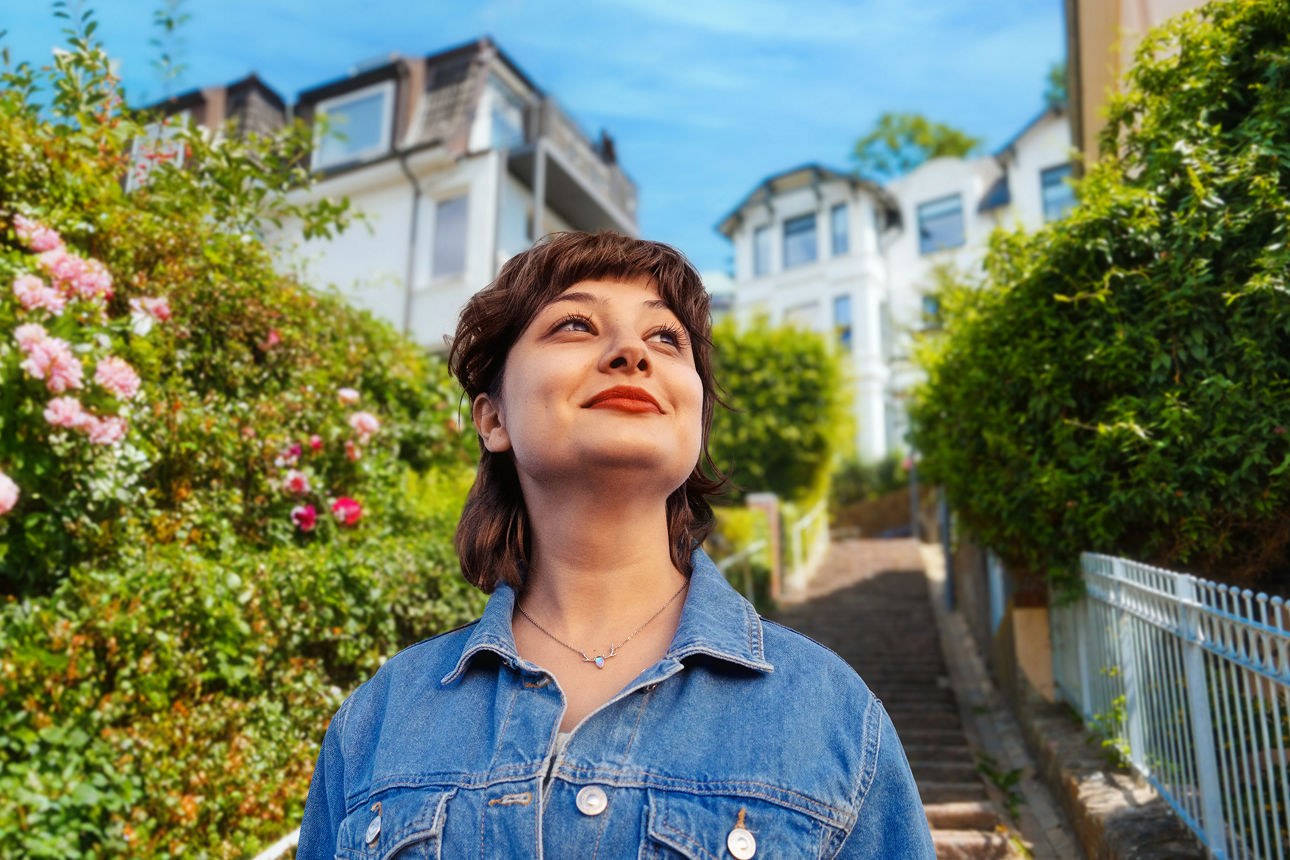 VR-Börsenspiel - Bild mit junger Frau