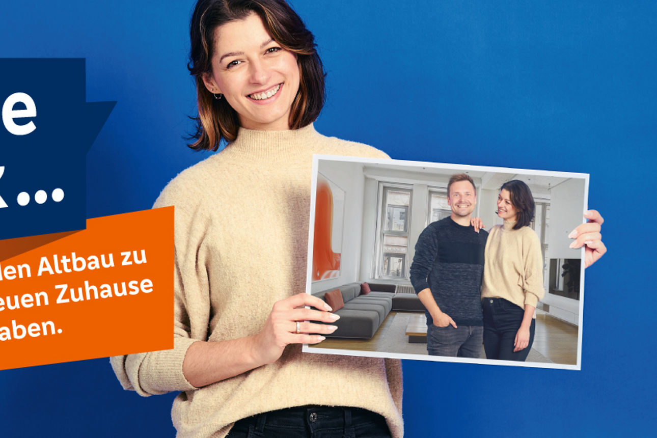 Eine junge Frau zeigt ein Foto von ihrem Partner und sich in einer renovierten Immobilie