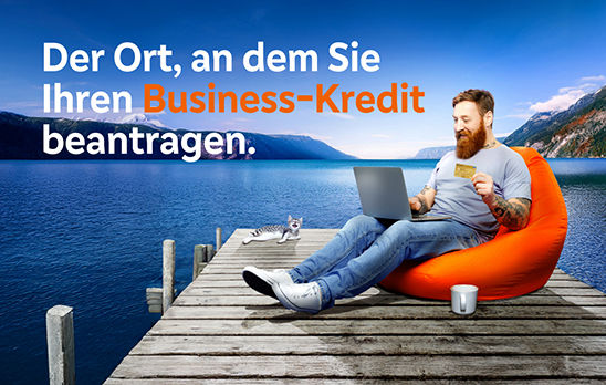 Mann auf Sitzkissen mit Laptop
