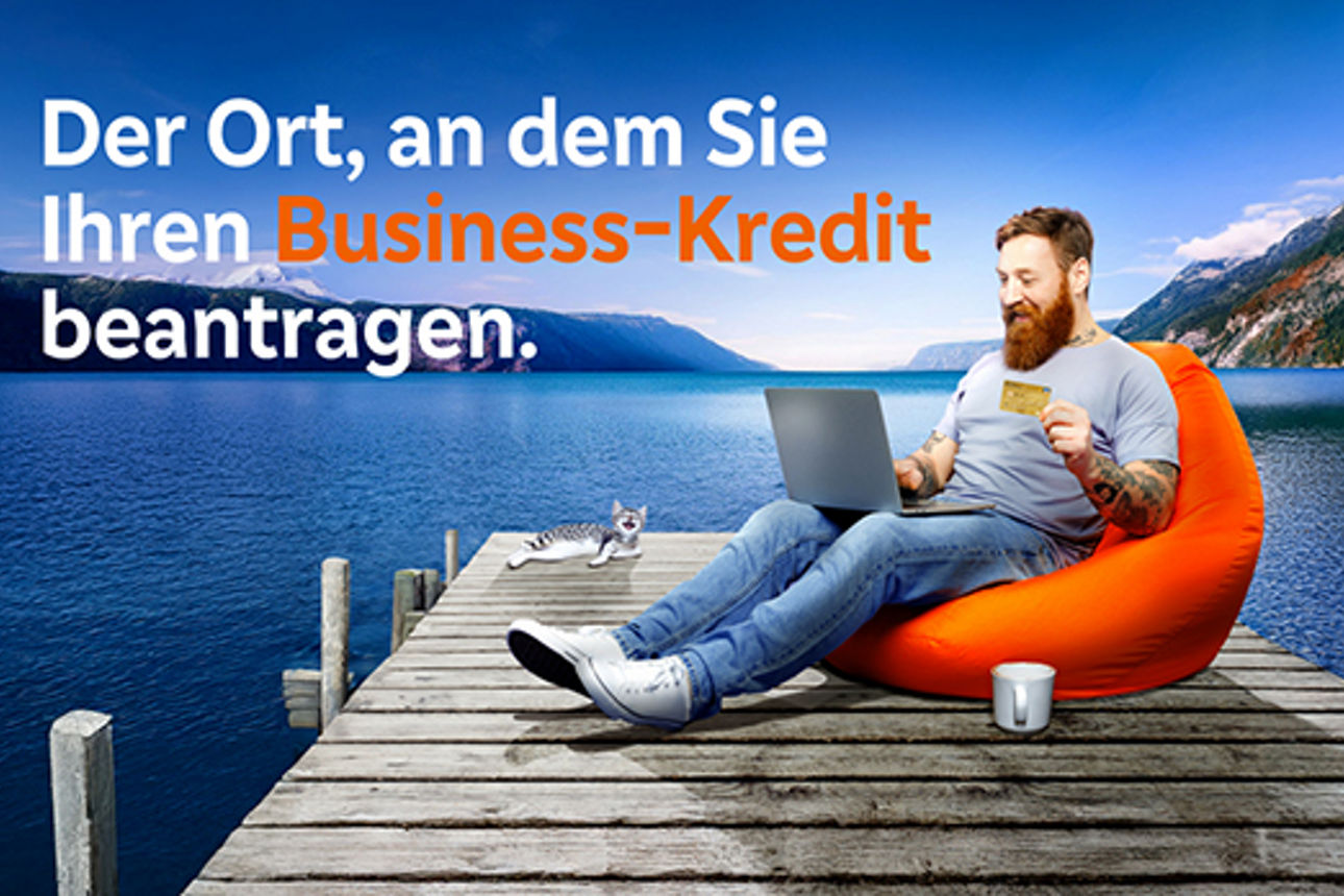 Mann auf Sitzkissen mit Laptop