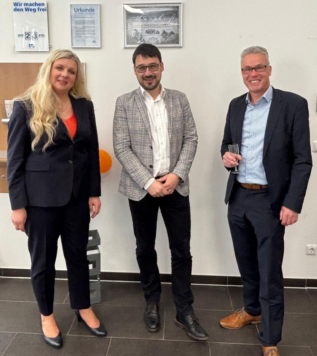 v.l.n.r. Stefanie Herman - Vorständin VR-Bank, Markus Bötcher - Bürgermeister Steinbach-Hallenberg, Peter Noll - Abteilungsle