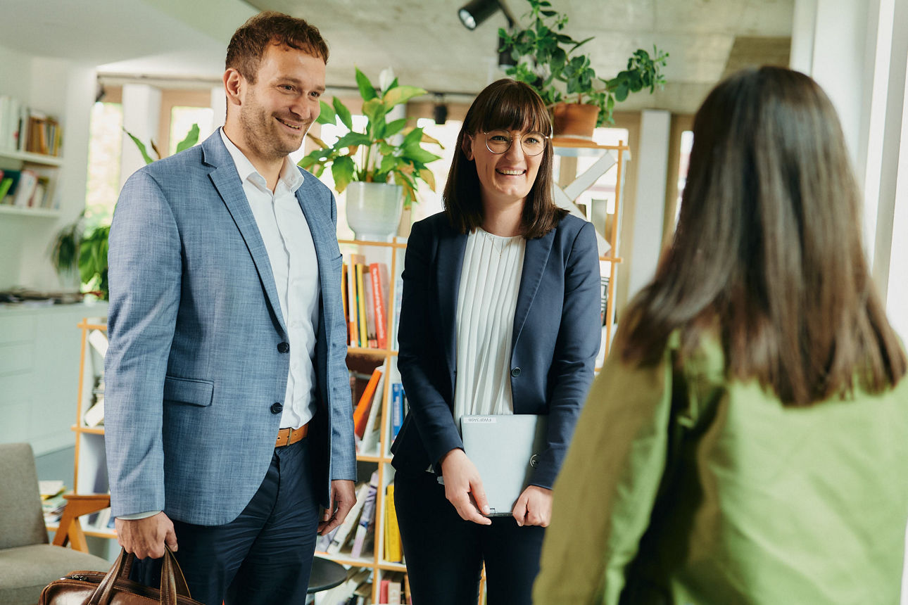 Mitarbeitende in einem Büro