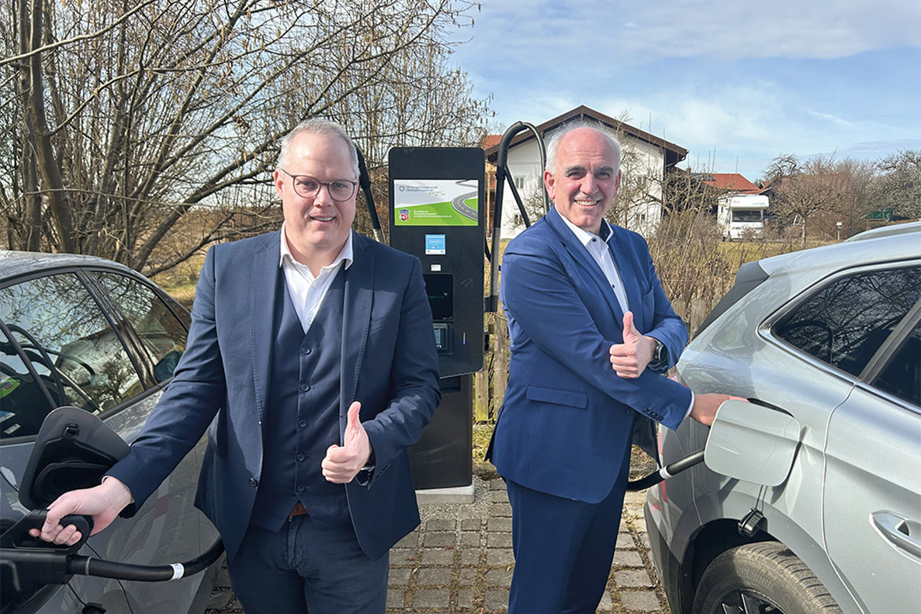 Bürgermeister Bartlweber und Vorstand Hubel starten Ladesäulenbetrieb