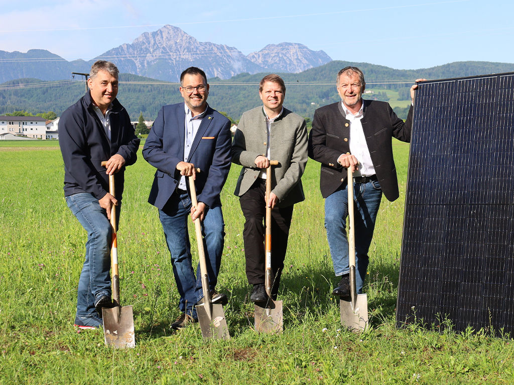 Markus Eglseder, Martin Öttl, Norbert Zollhauser und Albert Pastötter beim Spatenanstich für den Bürger-Solarpark in Ainring.