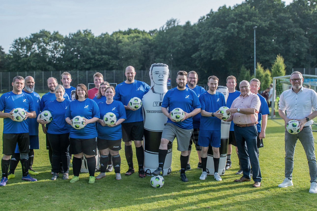 Die Mannschaft bedankte sich gemeinsam mit Teamleiter Mathias Weißköppel und Rene Janßen, dem Vorsitzenden des SV Herongen, beim Heronger Volksbank-Ortsrepräsentant Hermann-Josef Schmitz.