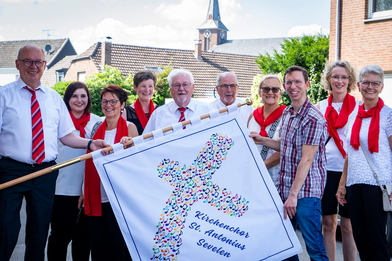 (v.l.n.r.): Jüppi Paulus (1. Vorsitzender), Marie Schwack (Fahnendesign), Margret Hoeps (Kassiererin), Petra Hilscher (2. Vorsitzende), Heinz Eumes (Notenwart), Hans-Wilhelm (Bülow) Gartz (Schriftführer), Astrid Lackmann (Beisitzerin), Tobias Hammans (Geschäftsstellenleiter Volksbank), Steffi Baumanns (2. Notenwartin), Alexa Happe (Beisitzerin)