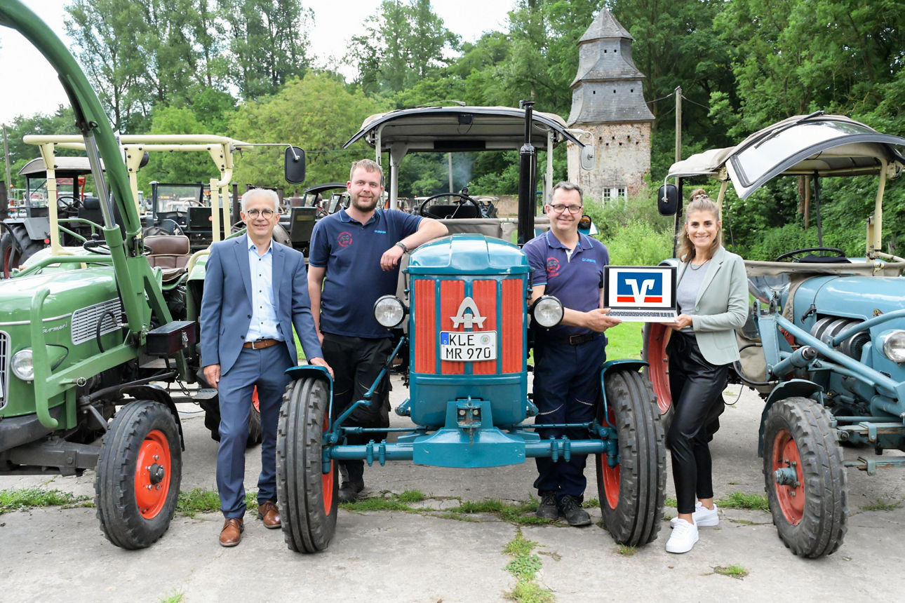 (v.l.n.r.): Volksbank-Ortsrepräsentant Dirk Wagner, Bastian Küppers (1. Vorsitzender), Klaus von Agris (Kassierer) und Volksbank-Mitarbeiterin Barbara Rohde.