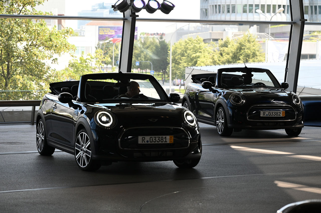 Zwei schwarze Mini Cooper