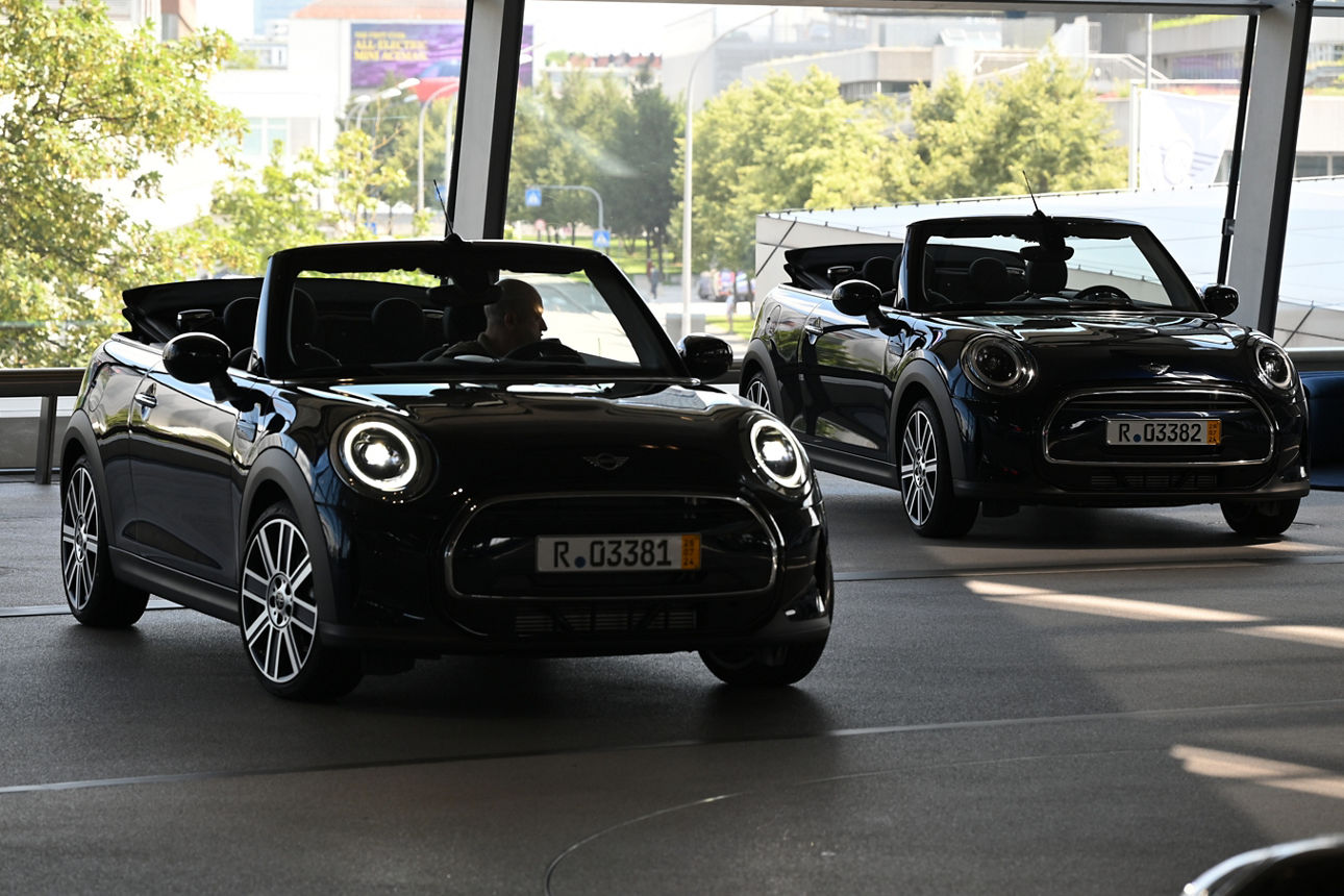 Zwei schwarze Mini Cooper