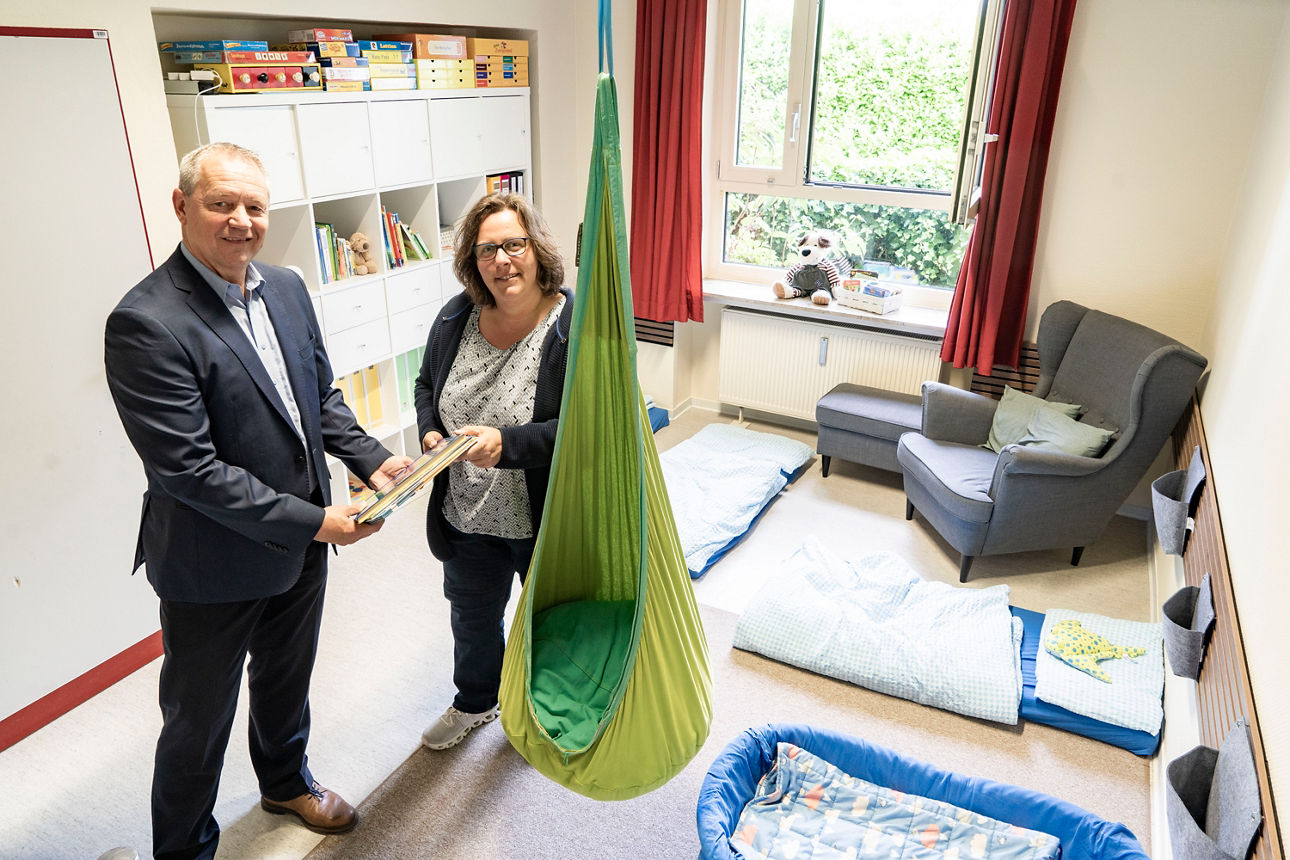 Volksbank Ortsrepräsentant Johannes Hanßen, Kindergartenleitung Jessica Heisterkamp