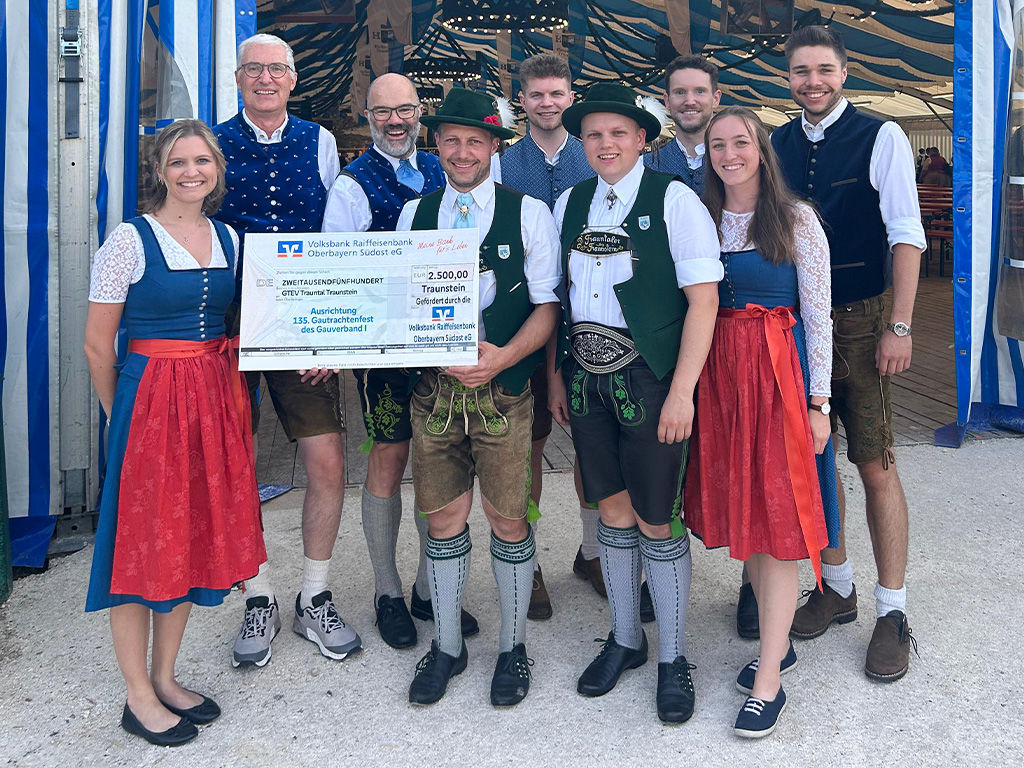Bild: Die Filiale Traunstein bei der symbolischen Spendenübergabe am Tag der Betriebe des Gaufestes.