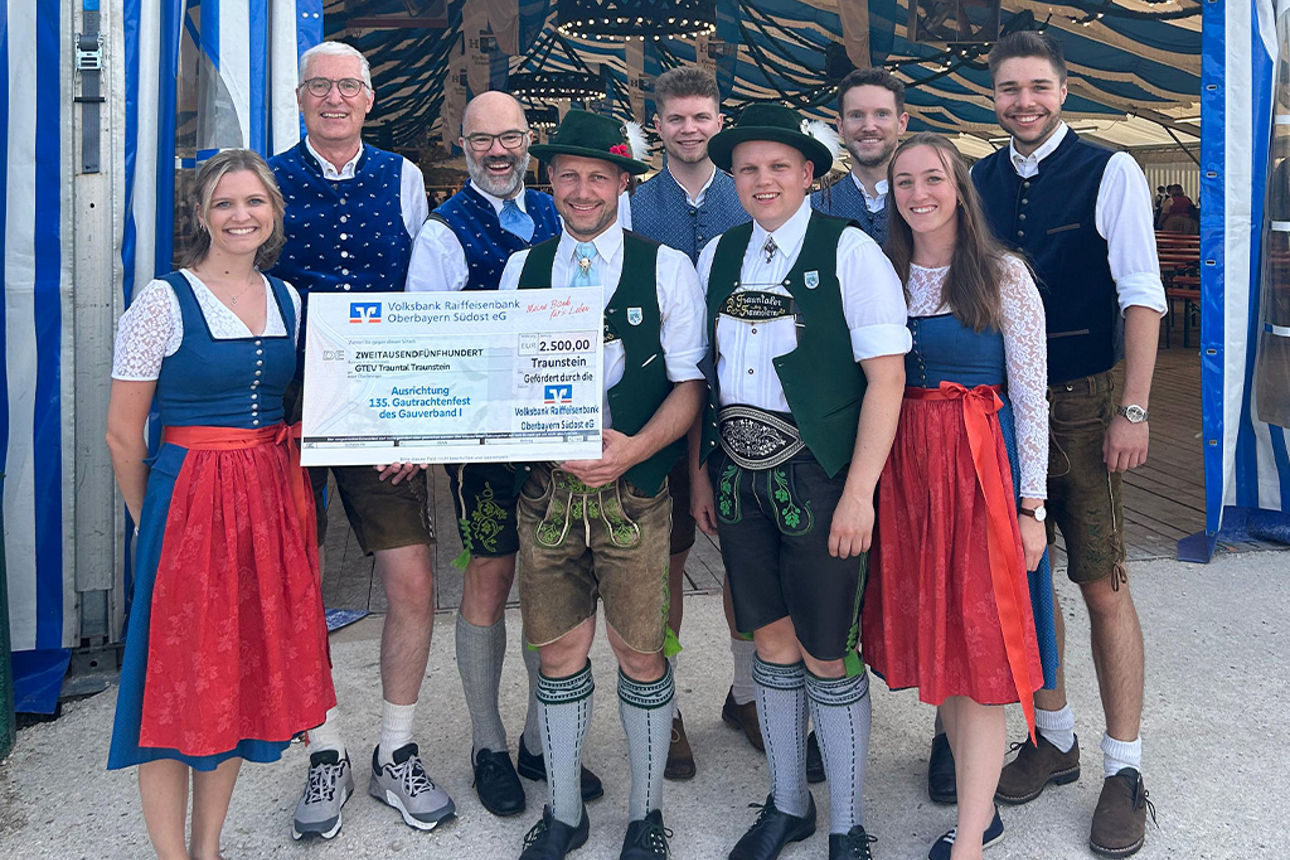 Bild: Die Filiale Traunstein bei der symbolischen Spendenübergabe am Tag der Betriebe des Gaufestes.