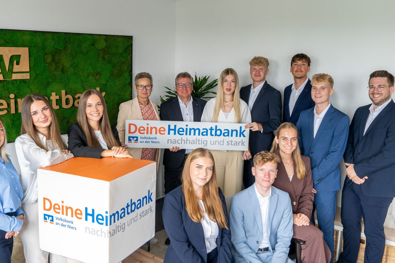 (v.l.n.r. hinten): Grigoria Kakalou, Zoe Thielen, Viktoria Küppers, Dr. Elke Schax, Johannes Janhsen, Evelina Sperling, Tim Beckemeyer, Timo Lehmkuhl, Dominik Gawluk, Lucas Stennmanns (v.l.n.r. vorne): Julia Stamsen, Jonah Schmidt, Antonia Bauer
