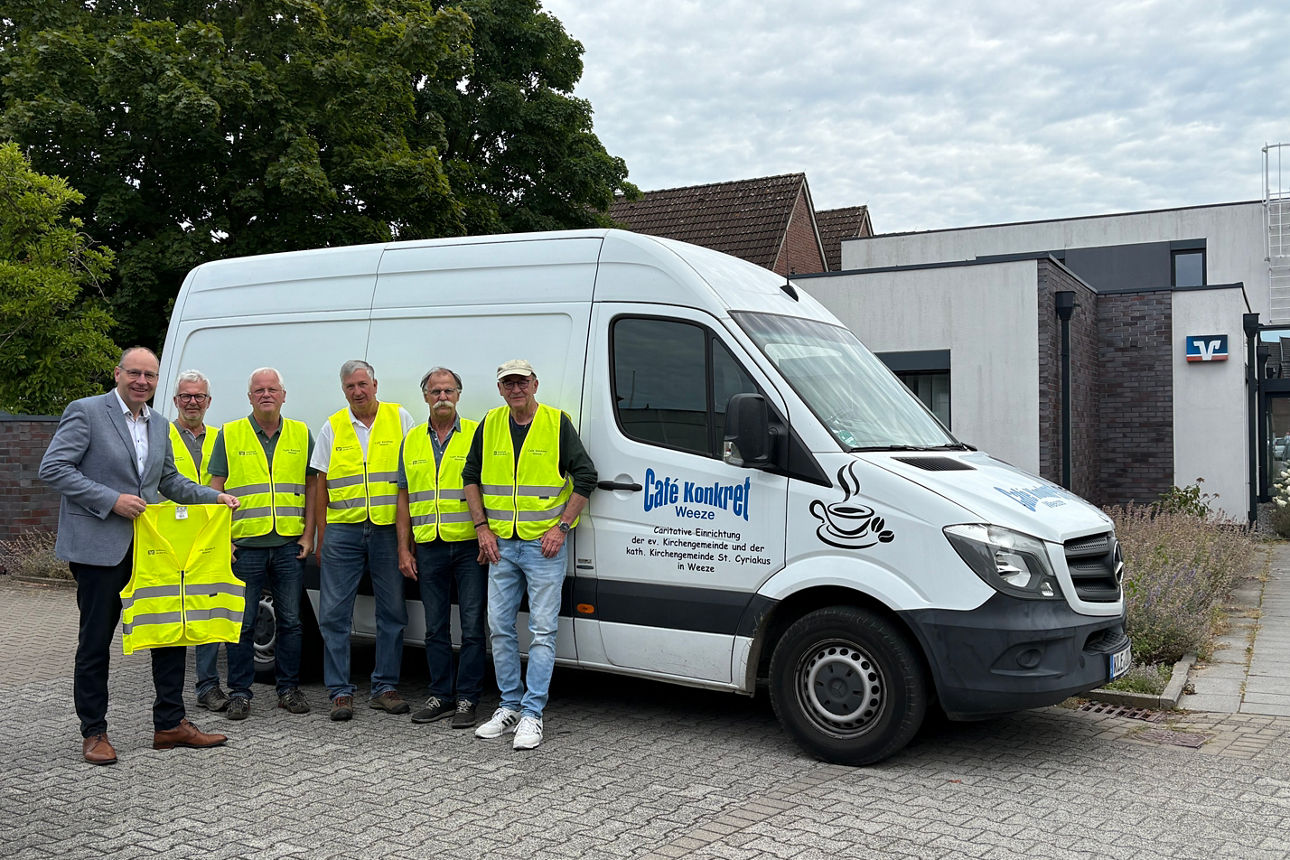 Die Ehrenamtlichen des Café Konkret in Weeze freuen sich über neue Warnwesten, die mit finanzieller Unterstützung der Volksbank an der Niers angeschafft werden konnten.