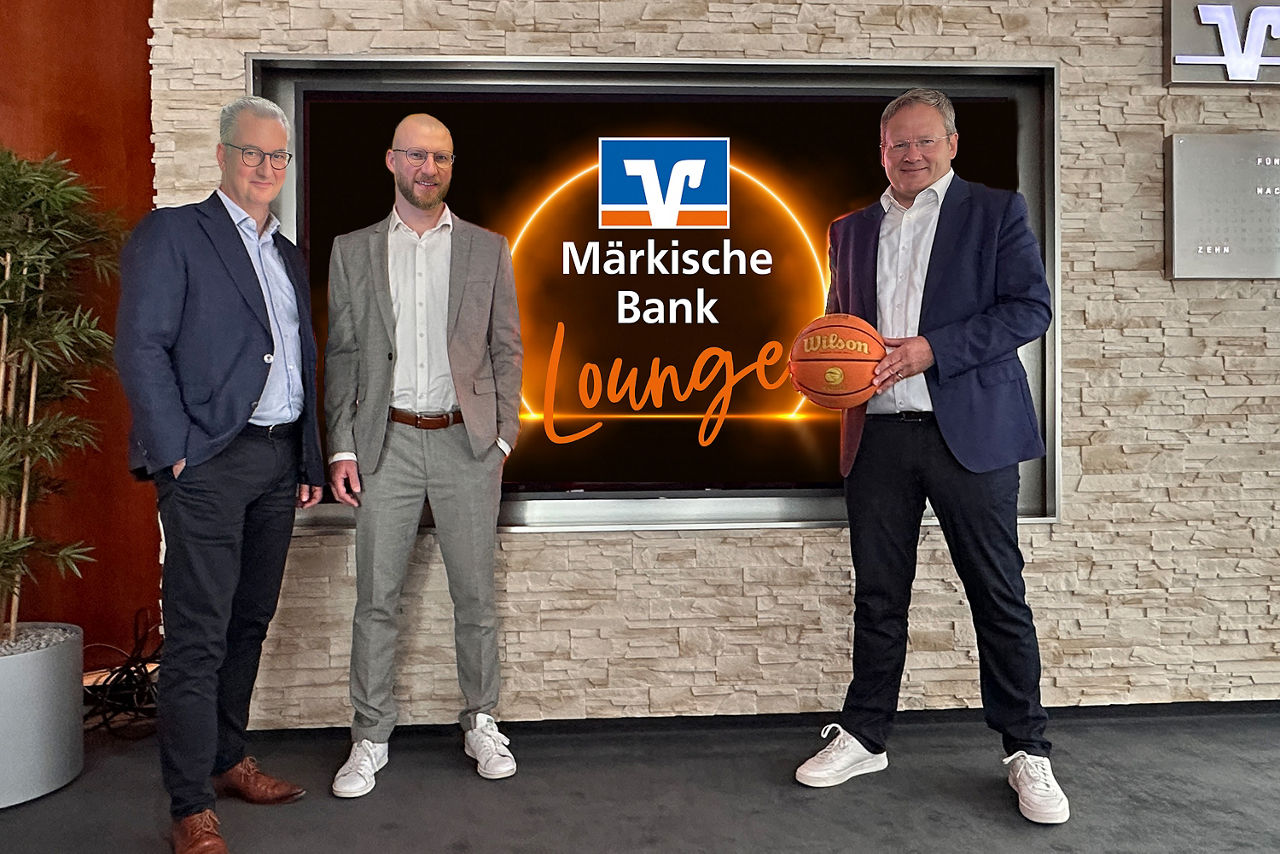 v.l.n.r.: Artur Merz, Martin Schmidt und Achim Hahn verkünden die Vertragsverlängerung