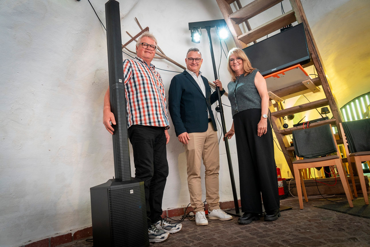 Der 1. Vorsitzende des Fördervereins Willi van Stiphoudt und die 2. Vorsitzende Ursula Waerder präsentierten bei einem Besuch von Volksbank-Geschäftsstellenleiter Björn Pusnik stolz das neue Equipment und bedankten sich für die Unterstützung  