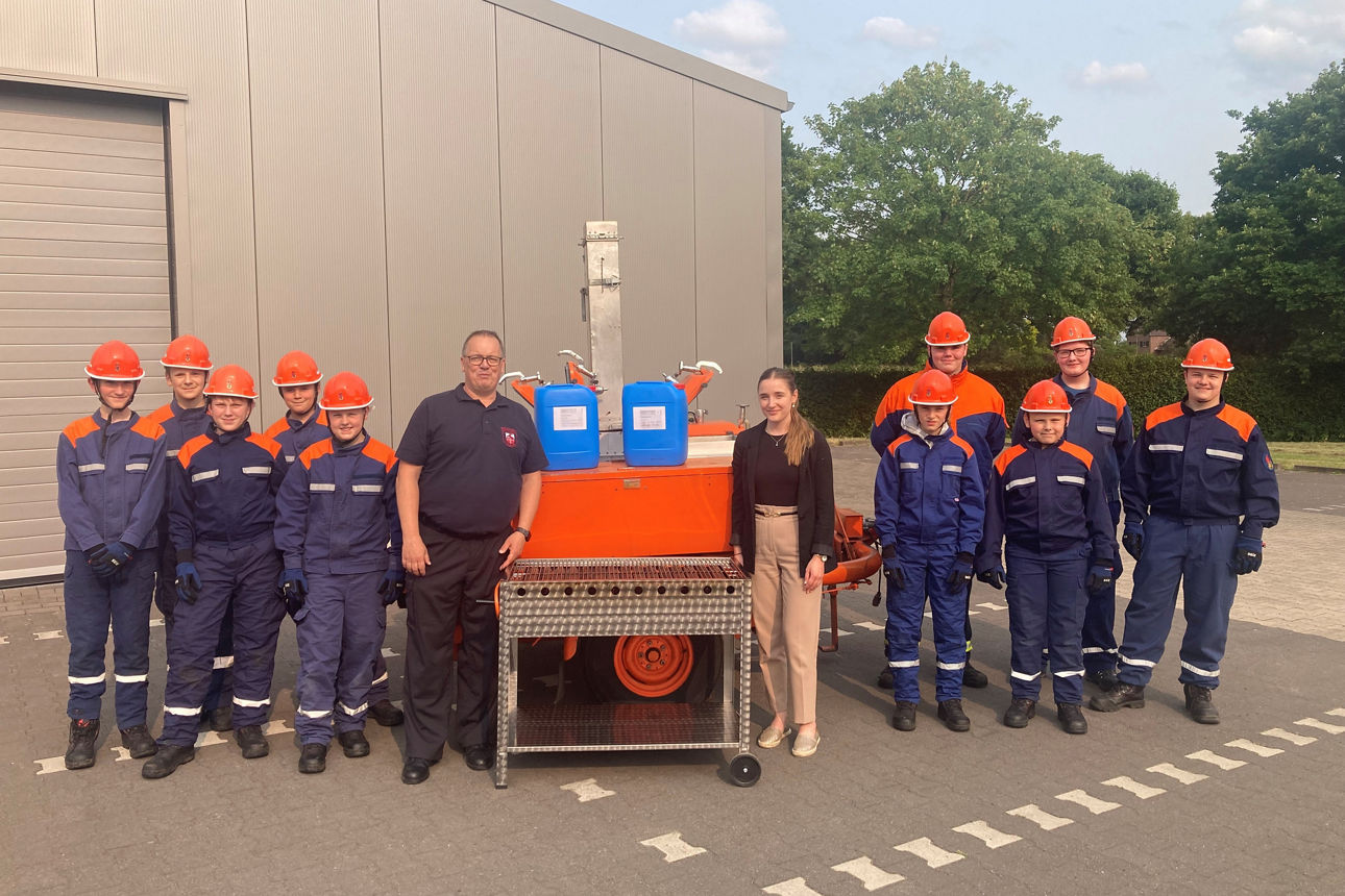 Christian Laakmann und die Issumer Feuerwehr bedanken sich bei Volksbank-Geschäftsstellenleiterin Sophia Stenmans für die Unterstützung bei der Wartung.  