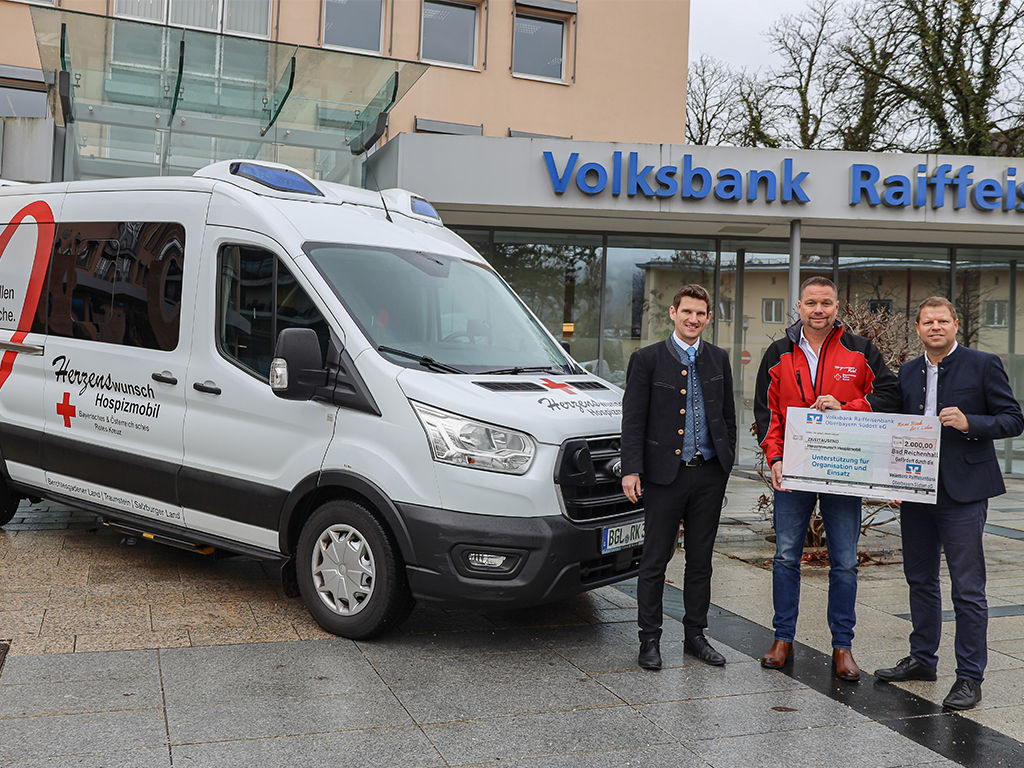 Bei der symbolischen Spendenübergabe mit dem Fahrzeug.