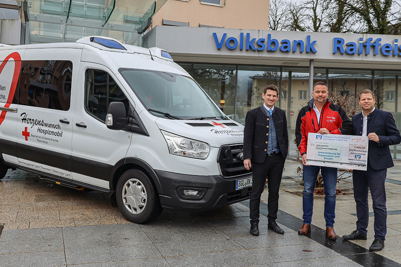 Bei der symbolischen Spendenübergabe mit dem Hospizmobil.