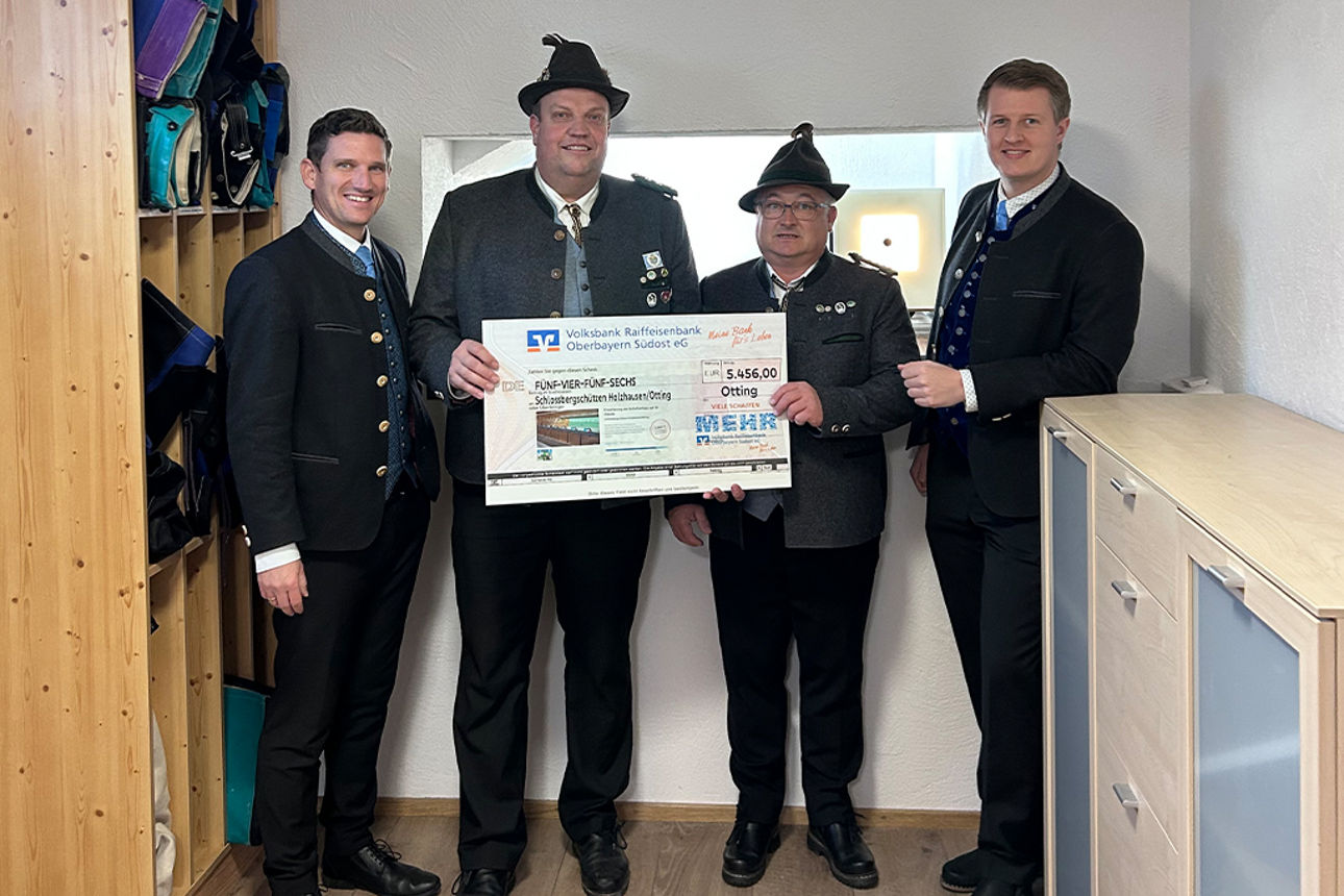 Bei der symbolischen Spendenübergabe im Schützenheim in Otting