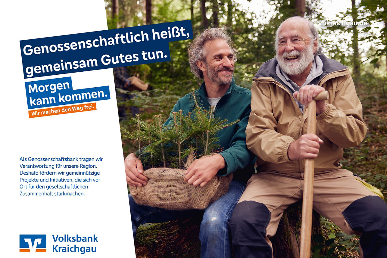 Anzeige zum Thema Regionale Verantwortung. Motiv: Zwei Männer pflanzen Bäume im Wald