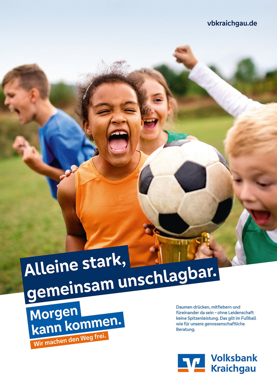 Anzeige zum Thema Fußball. Motiv: Jubelnde Kinder auf dem Fußballplatz