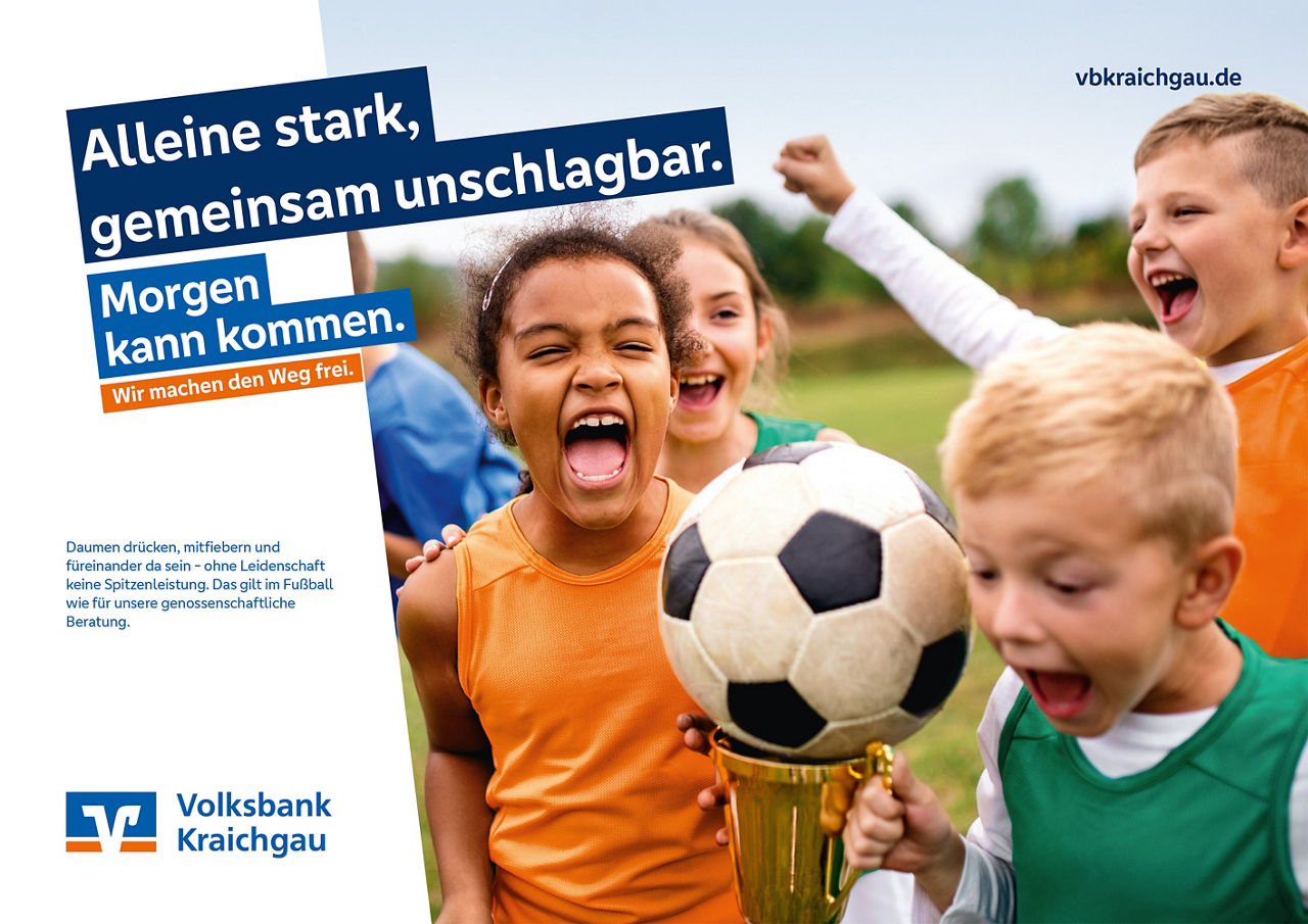 Anzeige zum Thema Fußball. Motiv: Jubelnde Kinder auf dem Fußballplatz