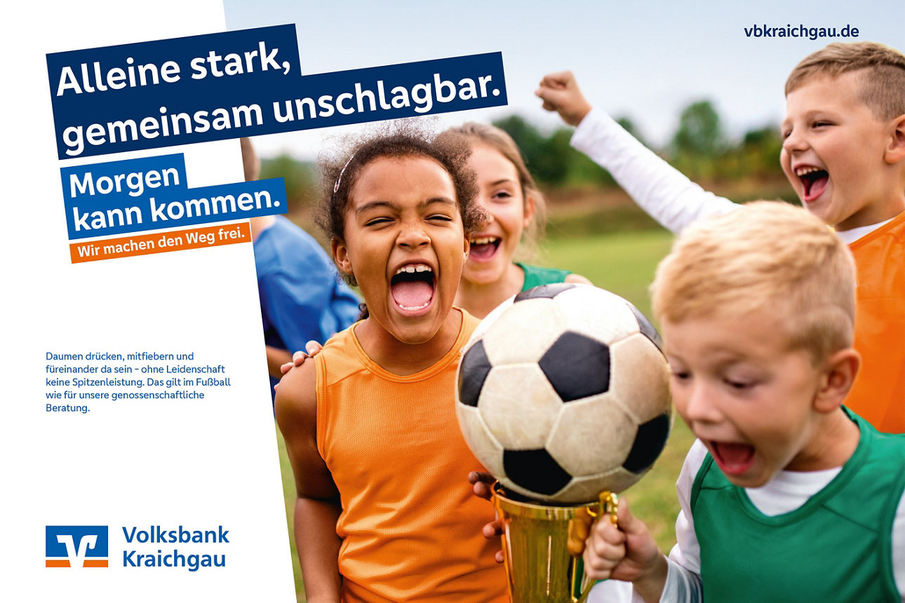 Anzeige zum Thema Fußball. Motiv: Jubelnde Kinder auf dem Fußballplatz