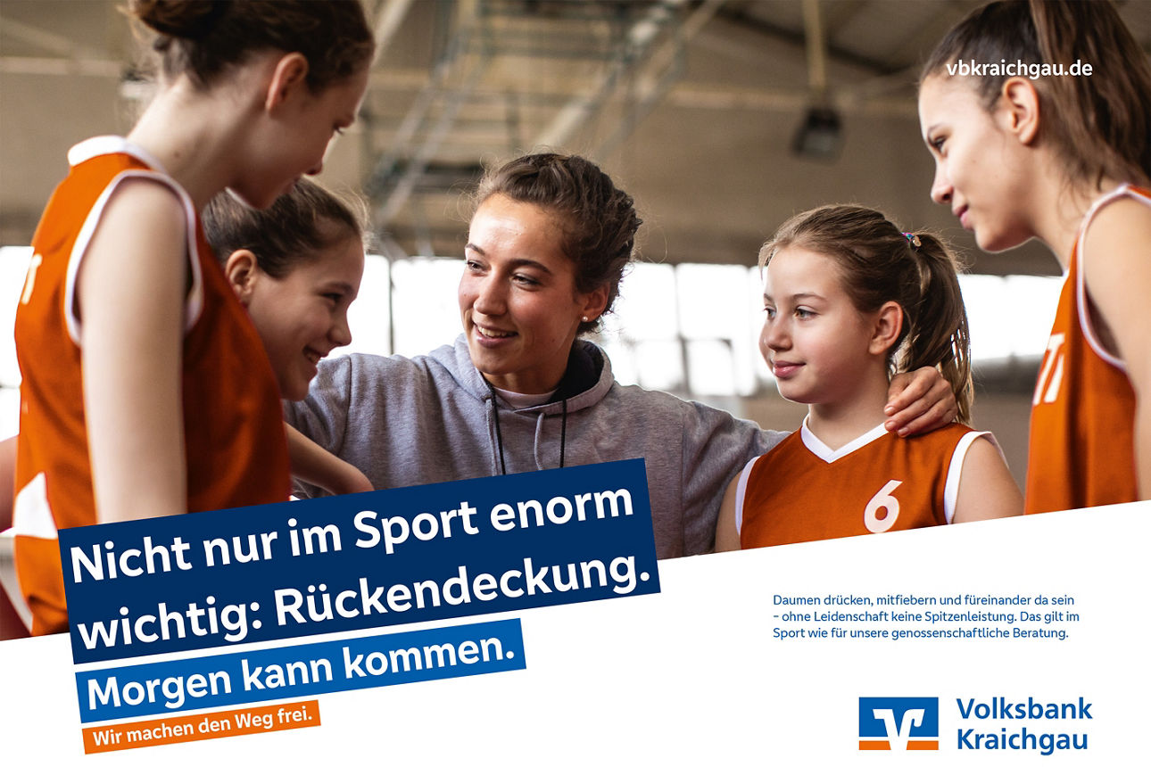 Anzeige zum Thema Sport. Motiv: Trainerin steht mit ihrer Mannschaft im Kreis