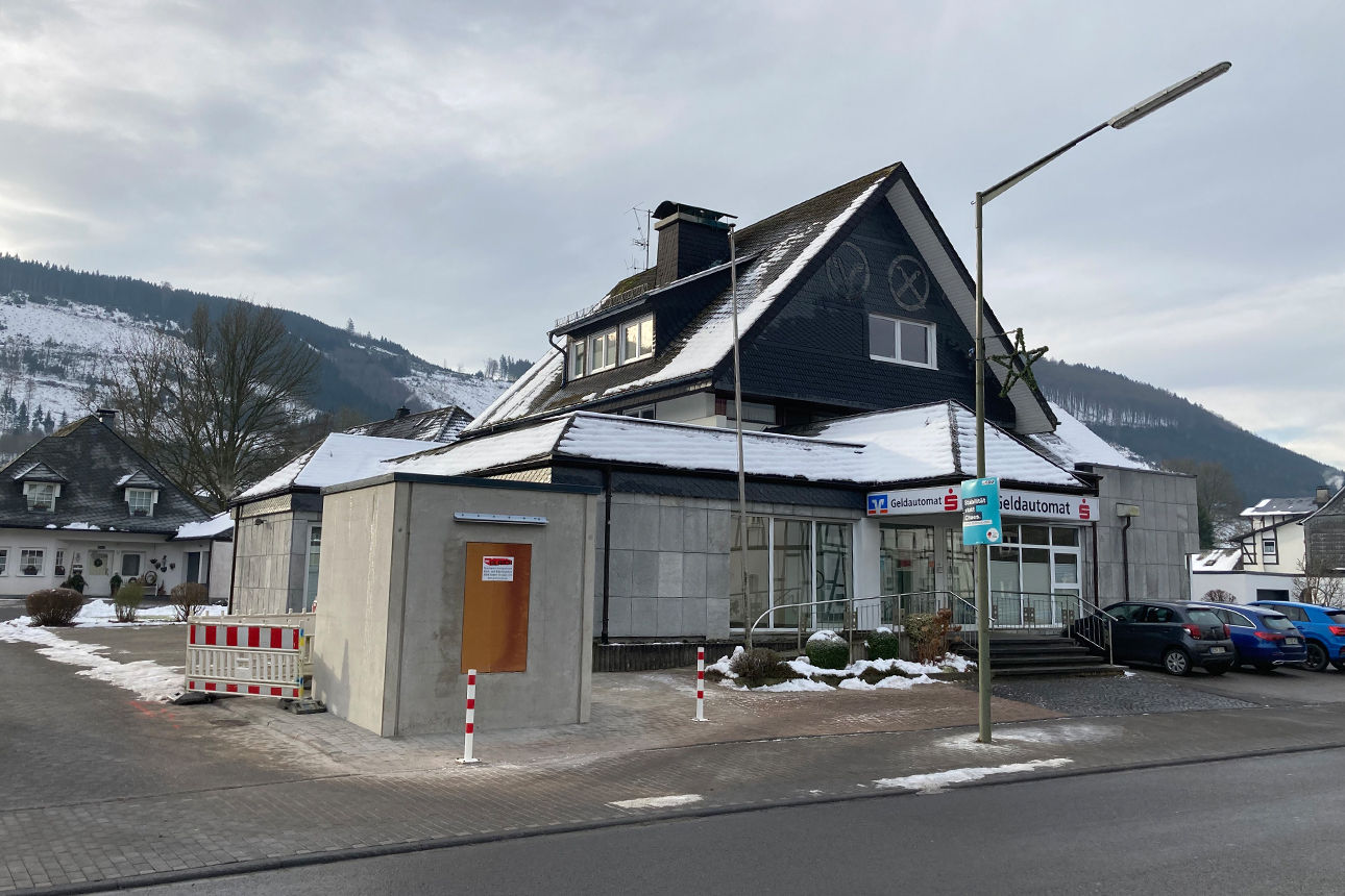 Geldautomaten-"Cube" vor der gemeinsamen Filiale von Sparkasse und Volksbank in Saalhausen