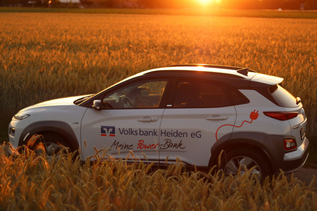 Auto im Sonnenuntergang