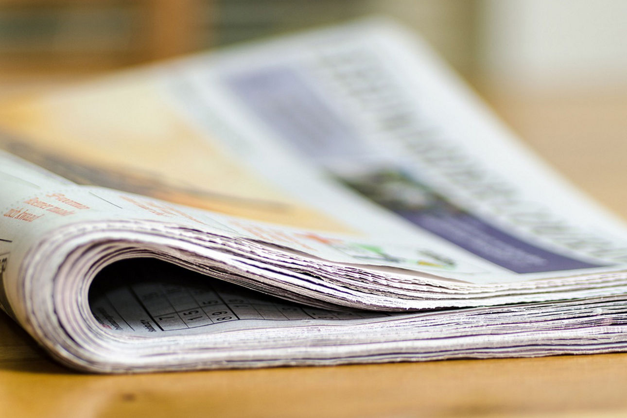 Zeitung liegt auf dem Tisch.