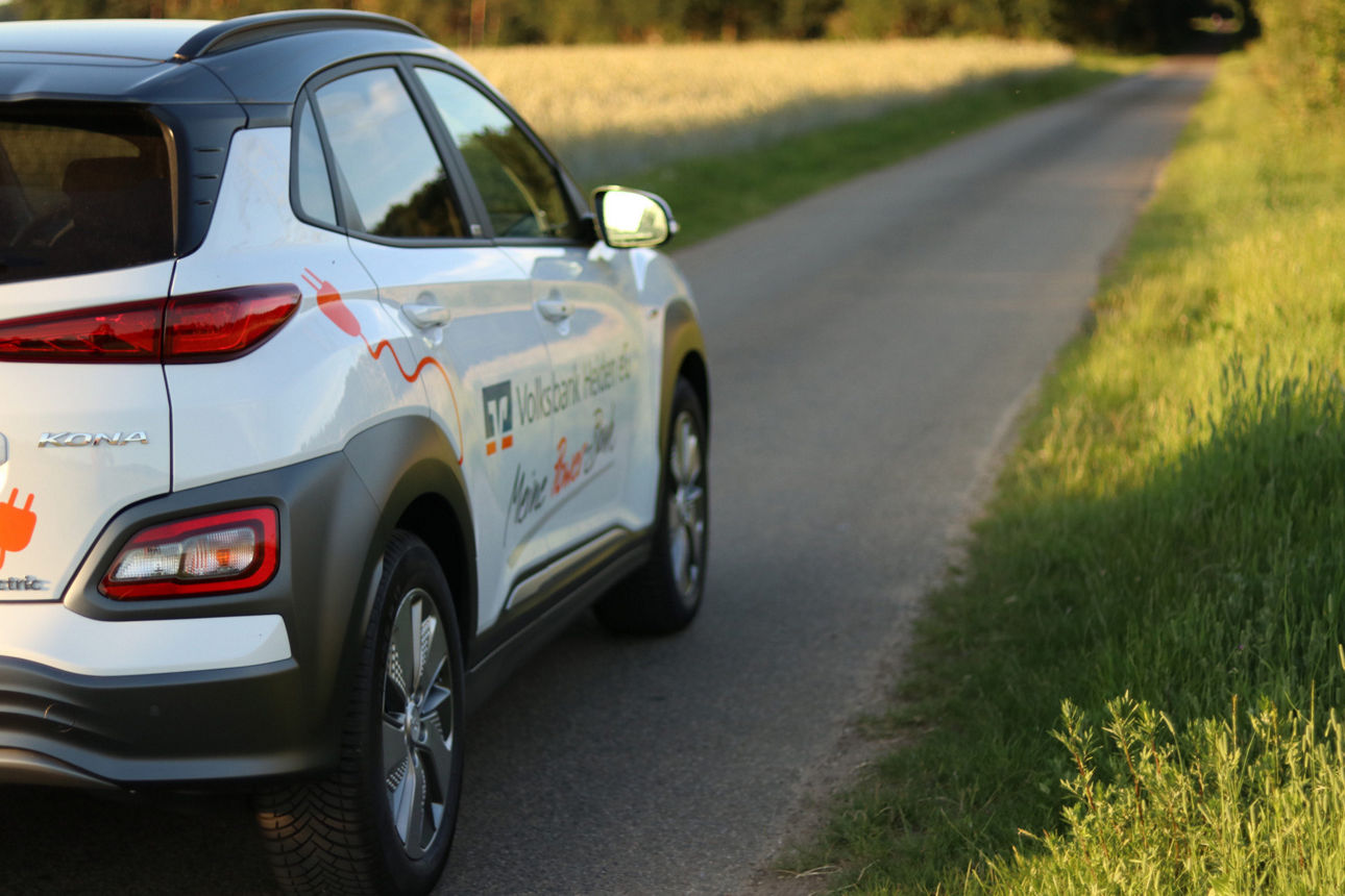 Auto fährt eine Straße lang.